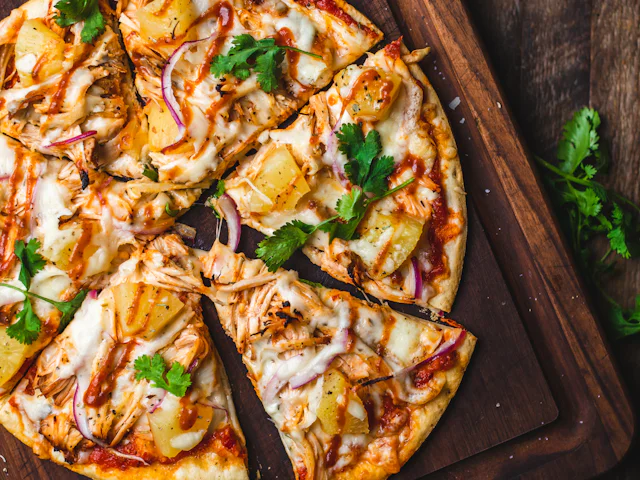 Ahşap tahta üstünde dilimlenmiş pizza