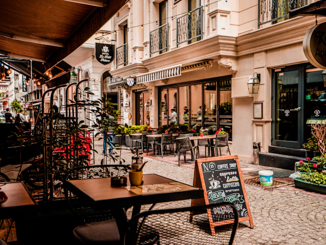 Taş sokakta masaları olan bir kafe terası